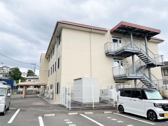 駐車場がある建物外観