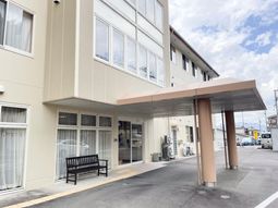 明るい外観の建物