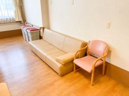 椅子が並んだ明るい部屋