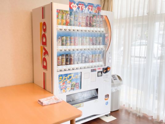 飲み物の自販機がある部屋