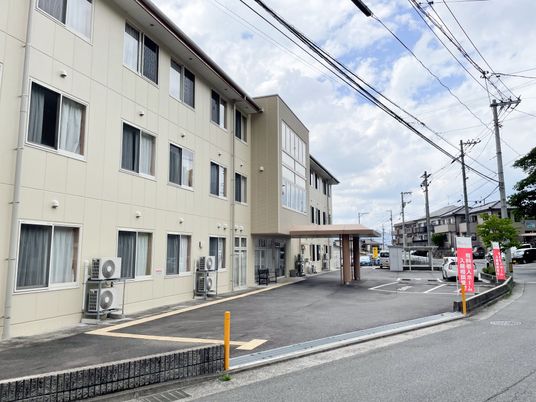 明るい建物の外観
