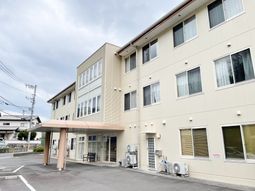落ち着いた外観の建物