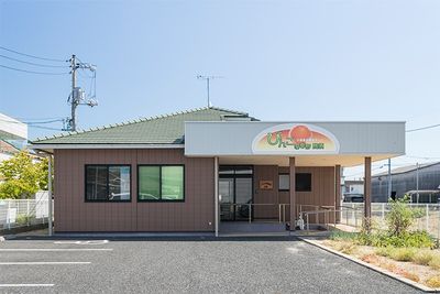 明るい外観の施設入口