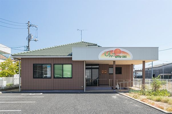明るい外観の施設入口