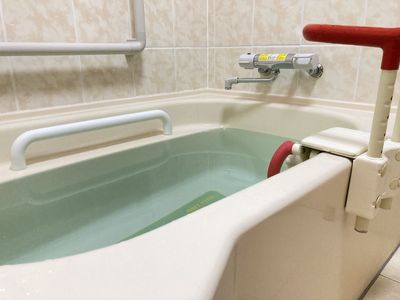 手すり付きの浴槽