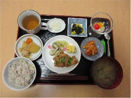 多彩な食事の膳