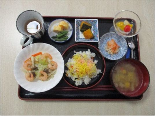 彩り豊かな食事盛り付け