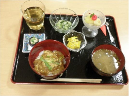 色とりどりの食事が並ぶお膳