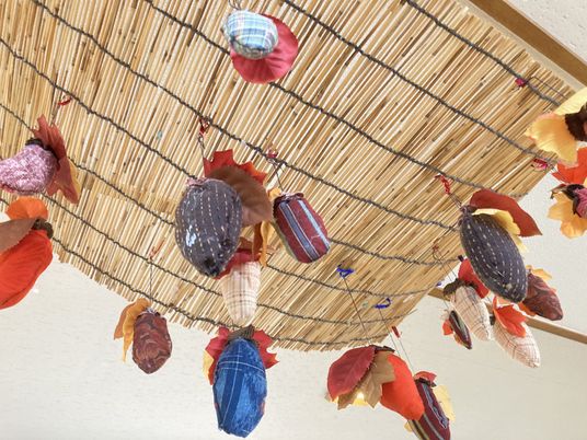 秋の装飾がある天井