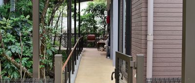 椅子のある外の通路