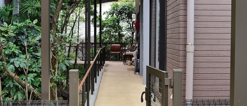 椅子のある外の通路