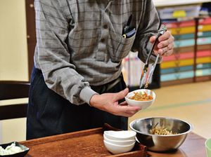 食事の準備をする様子