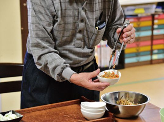 食事の準備をする様子