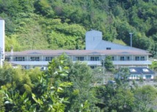 緑に囲まれた施設外観