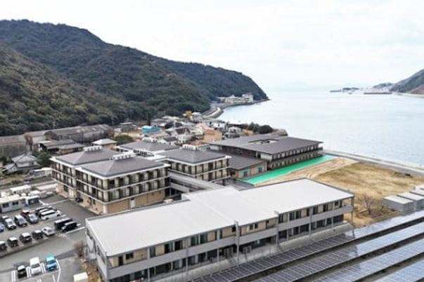 海沿いに建つ建物