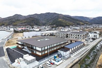 山々に囲まれた建物の外観