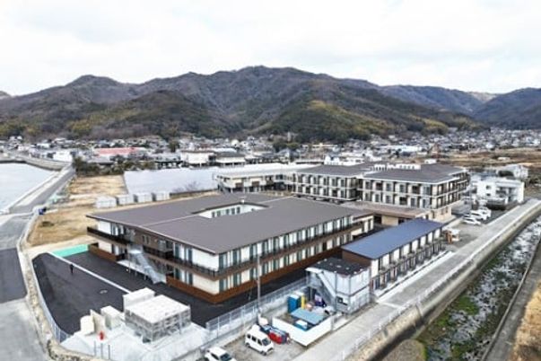 山々に囲まれた建物の外観