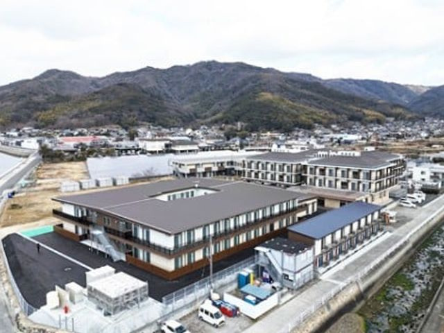 山々に囲まれた建物の外観 外観 自然豊かな環境に位置し、施設全体が地域に溶け込んでいます。美しい景色を楽しむことができます。