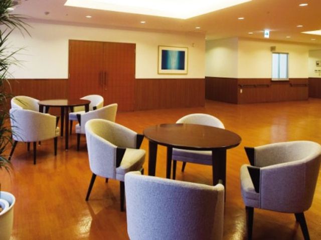 広々としたスタッフラウンジ ラウンジ スタッフの休息にも配慮された広々としたラウンジで、快適な職場環境を提供しています。