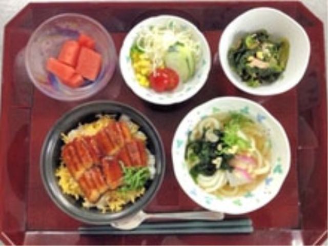 栄養満点の食事サポート風景 食堂 栄養バランスを整える食事の提供に努め、利用者様の健康を支えるやりがいのある仕事です。