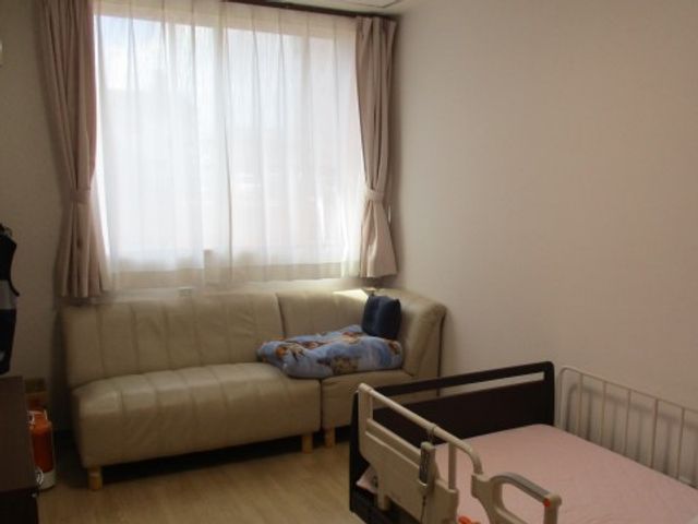 明るい個室の居室 居室 ゆったりとしたソファが備えられた居室です。快適に過ごせる空間が整っております。