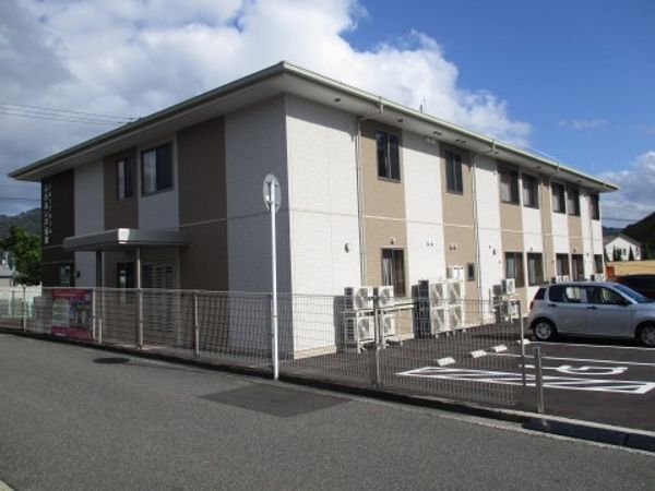 明るい外観の建物