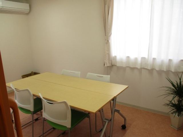 会議用のシンプルな部屋 環境２ ゆとりを感じる清潔なスペースです。作業やミーティングに適した大きなテーブルが特徴です。
