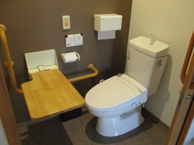 手すり付き清潔なトイレ トイレ 安全に配慮したデザインのトイレです。手すりがあるため、立ち座りのサポートが可能です。