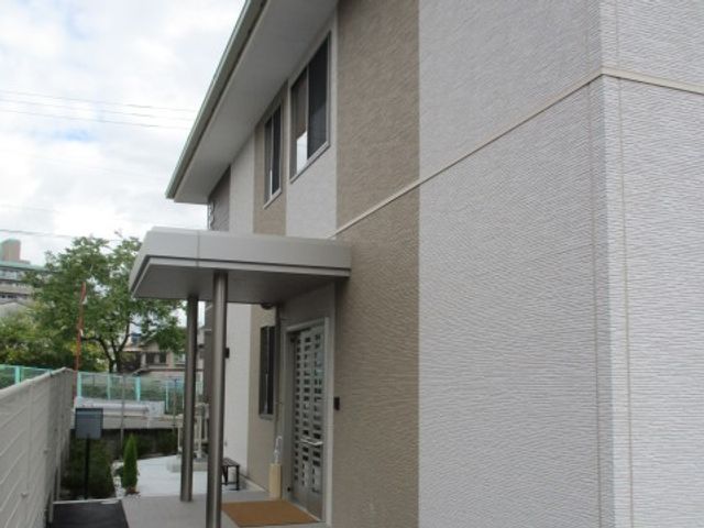 建物の清潔なエントランス 外観２ 清潔感のあふれるエントランスです。職員や訪問者が気持ちよく迎えられる空間が整っています。