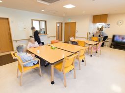 明るい食堂の様子
