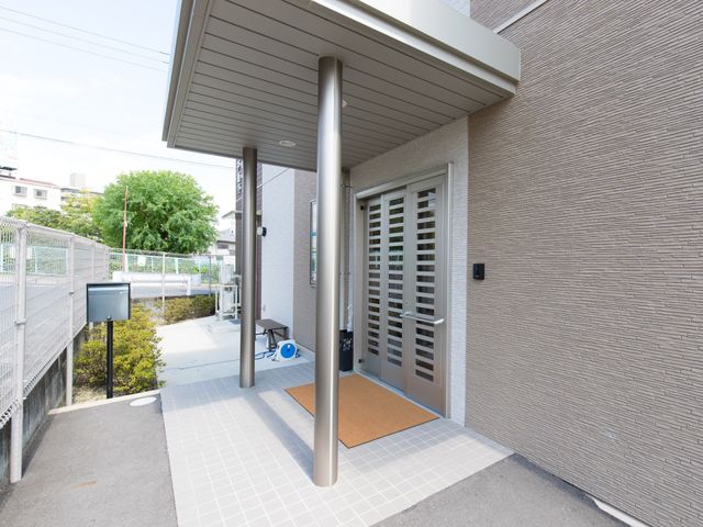 明るく開放的なエントランス エントランス 広々としたエントランスは日差しが心地よく、利用者の方々の快適な出入りを支援します。適度なプライバシーを保ちつつ、スタッフが気持ちよく迎えることができる設計です。
