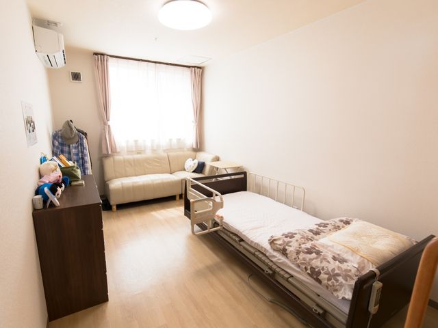 居心地の良い居室 居室 ゆったりとしたソファと床の見える居室で、気持ちも新たにお過ごしいただけます。快適なベッドが整っており、リラックスした時間を過ごせそうです。