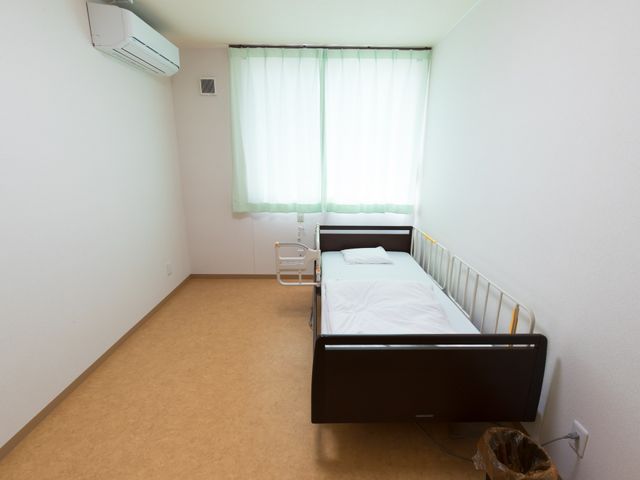 居心地の良い居室 居室 ゆったりとしたベッドが配置された居室です。壁面にはエアコンが備わり、季節を問わず快適にお過ごしいただけます。