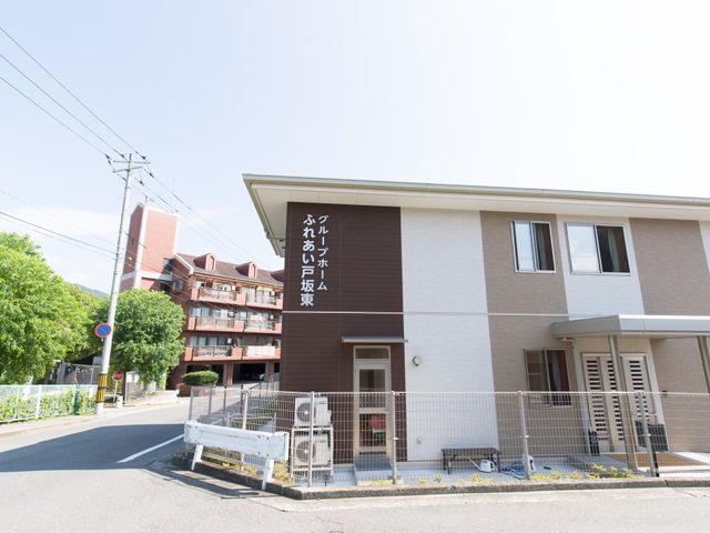 明るい施設の外観 外観 ゆとりある閑静なエリアに位置する施設です。建物の外観は現代的で、清潔感があります。