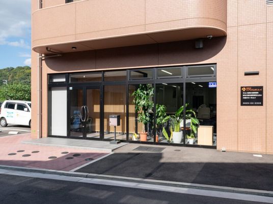 明るい玄関外観  