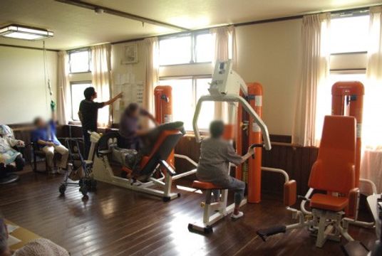 トレーニング機器が並ぶ室内