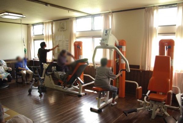 トレーニング機器が並ぶ室内