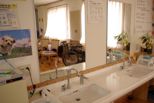 車椅子が置かれた洗面台