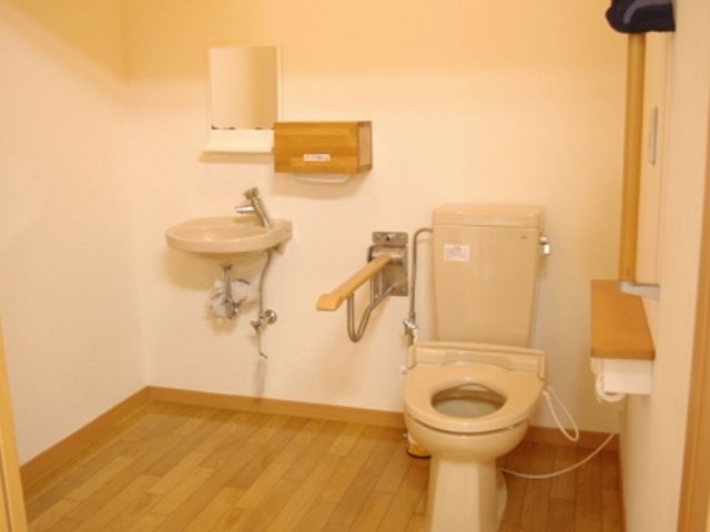 座りやすいトイレ トイレ 手すり付きで安全に配慮されたトイレです。高齢者の方も安心して利用できます。