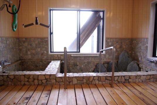 自然光が入る湯船のある浴室