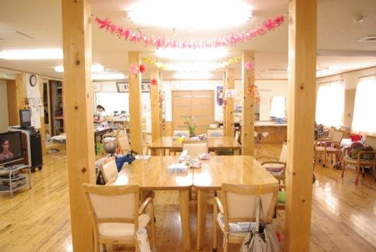 明るいテーブルのあるリビング