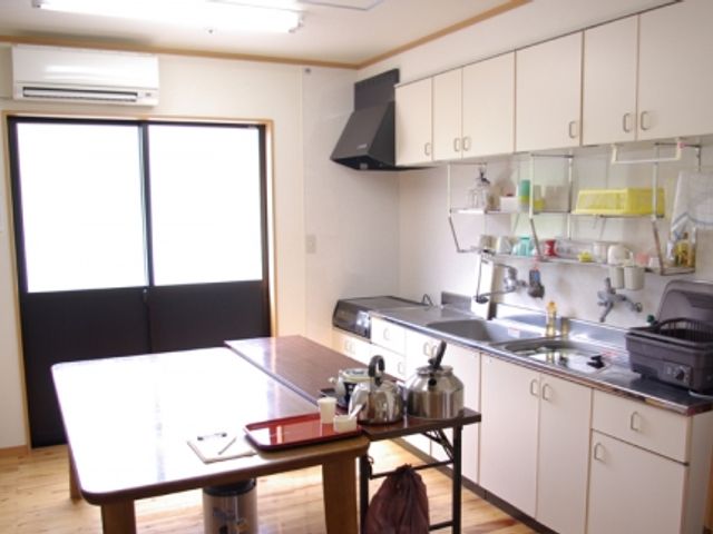 明るいキッチンスペース キッチン 広々とした明るいキッチンスペースです。設備が充実しており、快適に使用できます。
