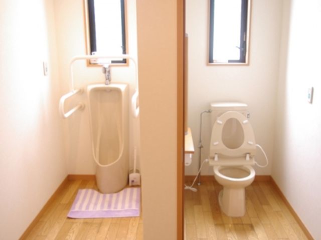 清潔なトイレ設備 トイレ 明るく清潔なトイレ空間です。広さがあり、使いやすさを重視しています。