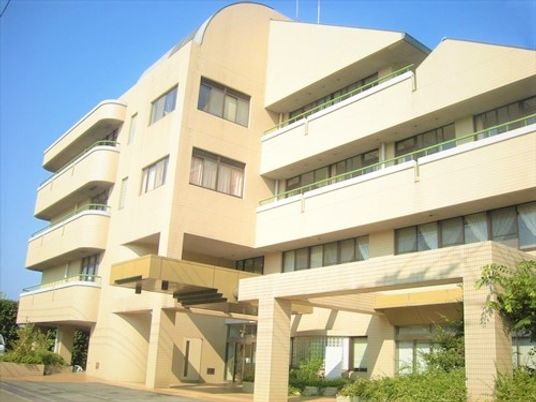 明るい外観の建物  