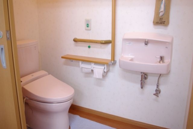 手すり付きトイレ トイレ 手すり付きの使いやすい空間で、安全に配慮した設計です。快適な時間をサポートします。