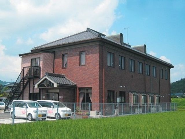 広がる外観 外観 青空に映える広々とした建物の姿です。快適な職場環境を感じさせます。
