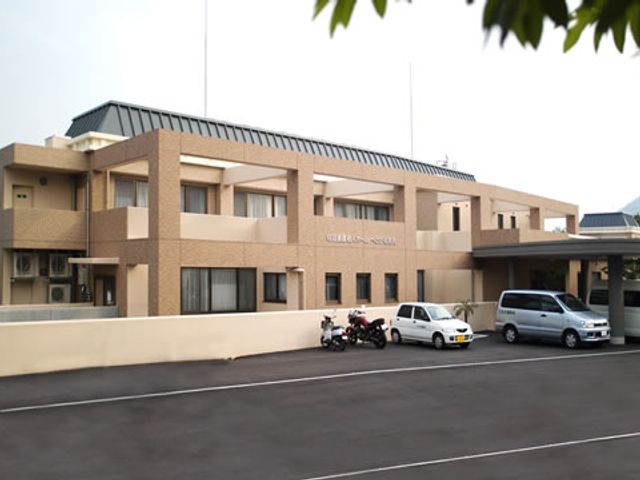 ゆったりとした外観 外観 ゆとりを感じる落ち着いた色合いの建物です。バリアフリーにも配慮された設計で、安心してお過ごしいただけます。