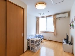 明るい居室の風景