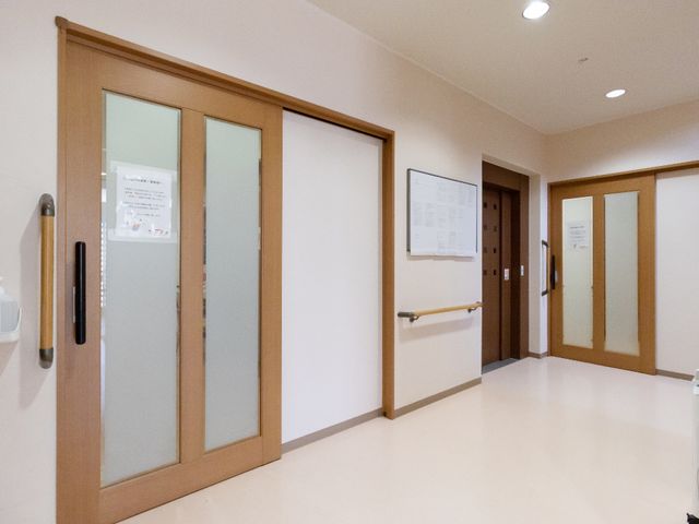 廊下の掲示物と扉
