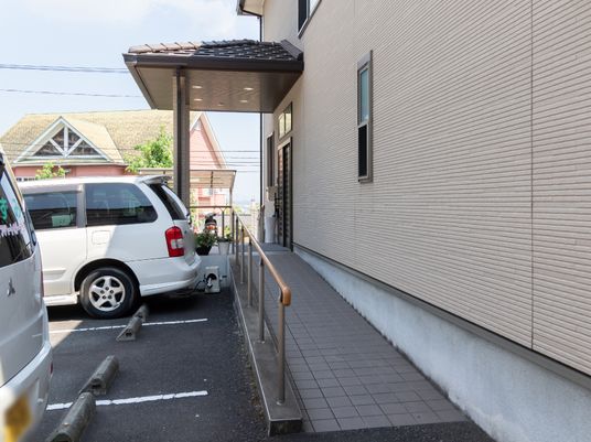 バリアフリーな敷地入口